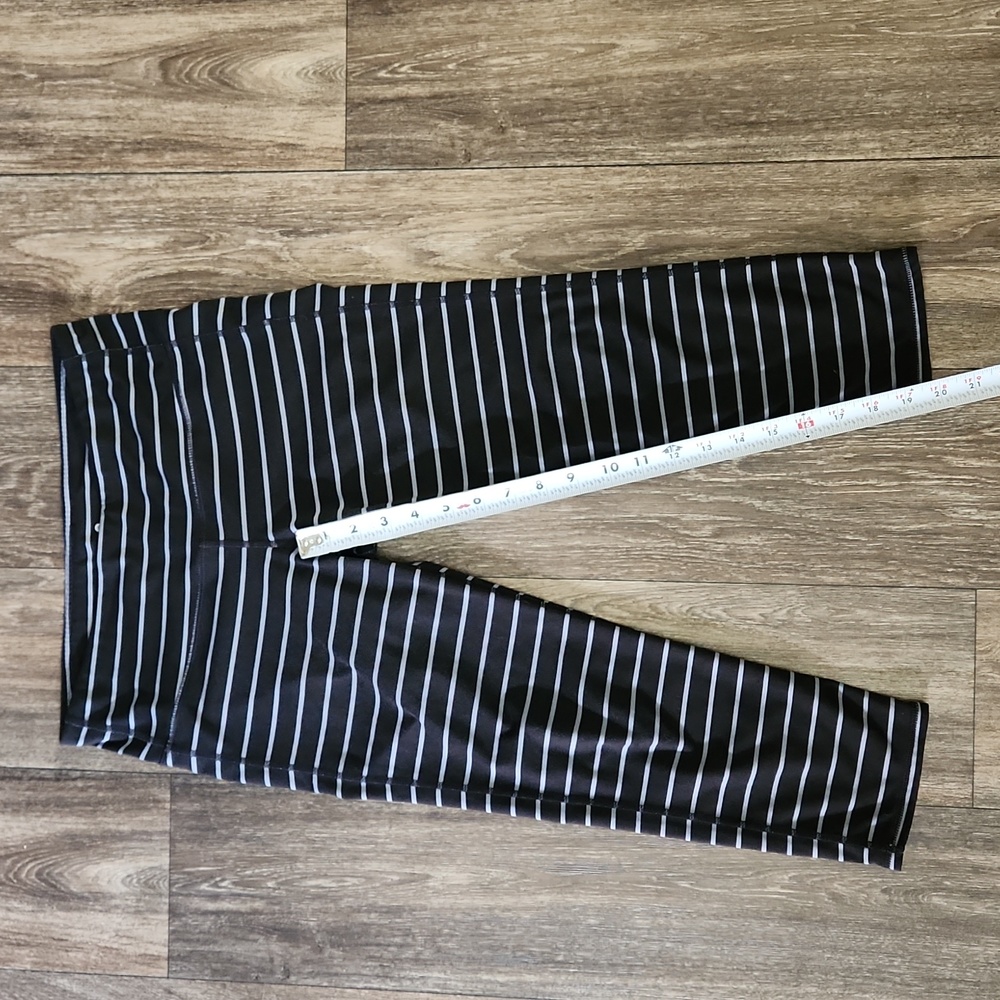 Athleta Chaturanga Capri Striped Tight Leggings in Black/Grey Size Small - Picture 7 of 10